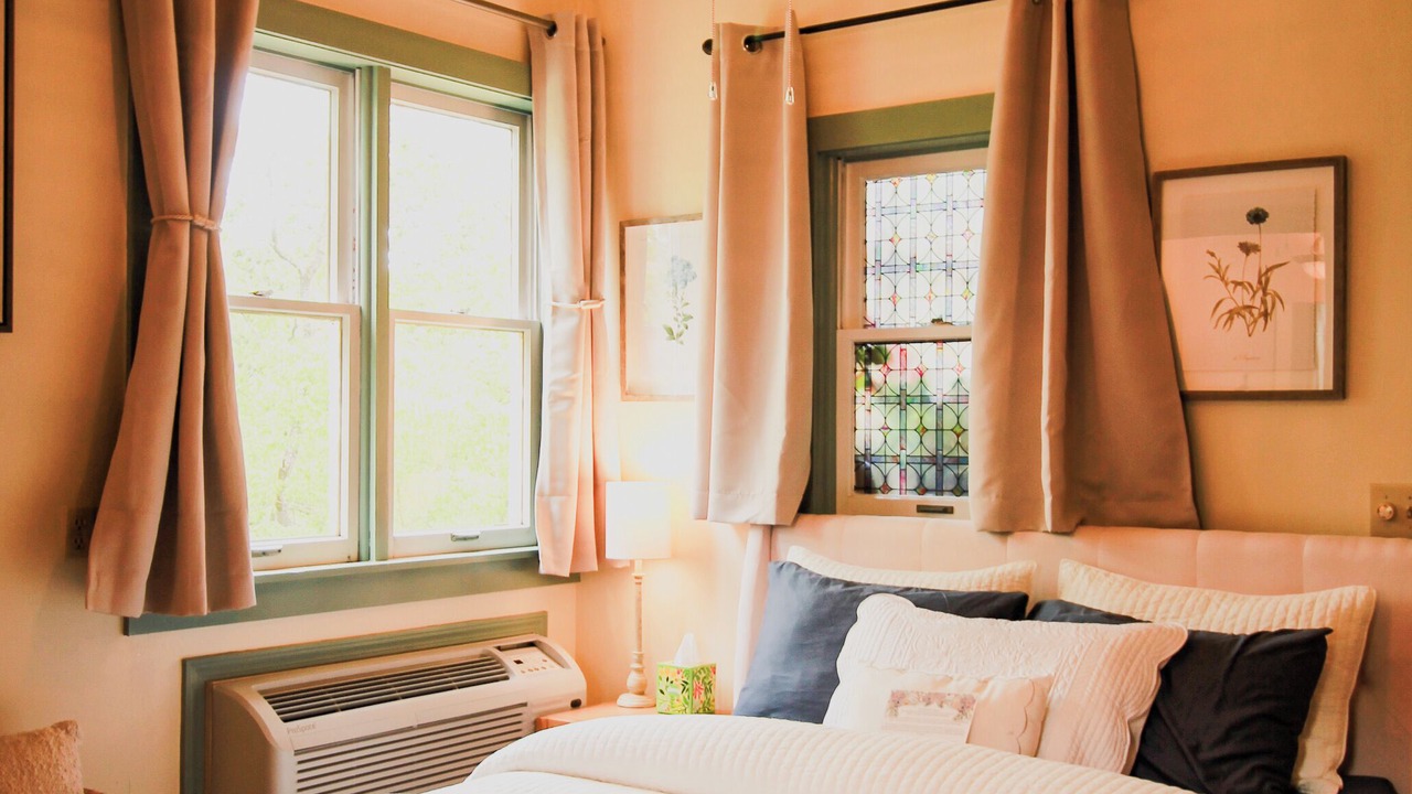 Photo of Bedroom in Eureka Springs Historic District