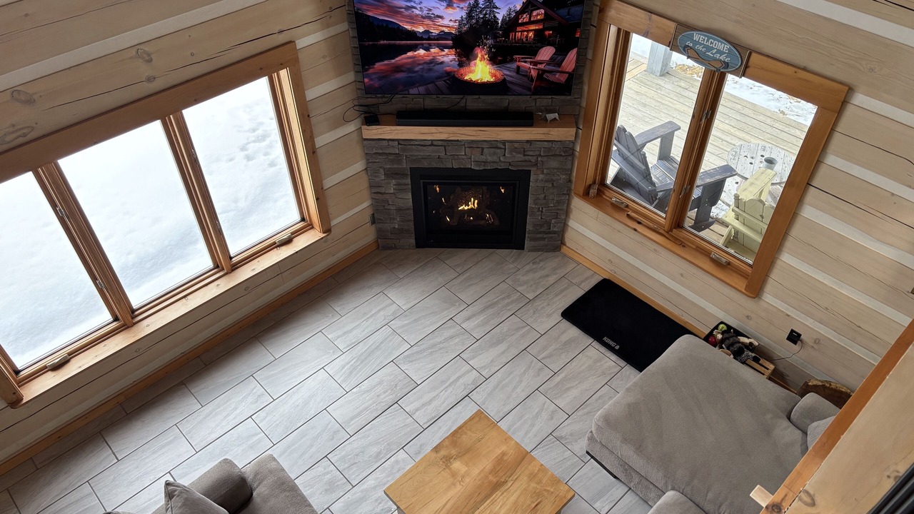 Photo of Livingroom in Echo Bay