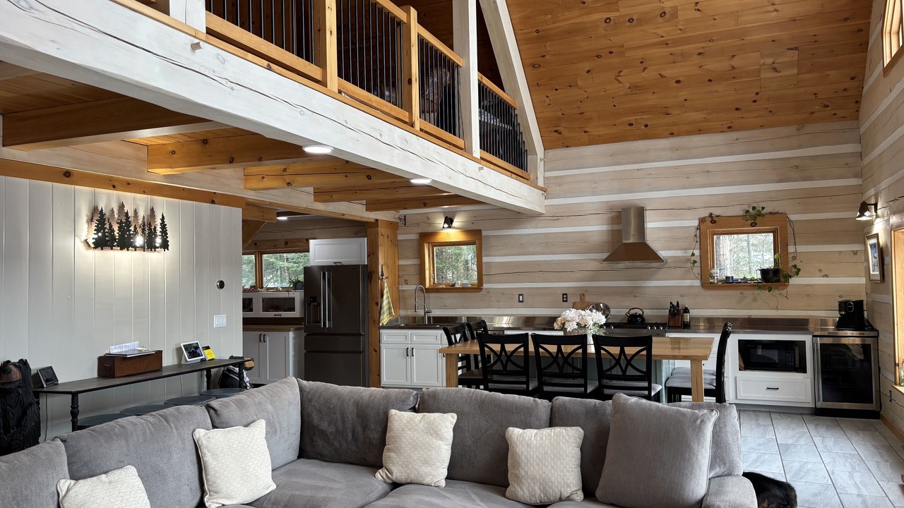 Photo of Livingroom in Echo Bay