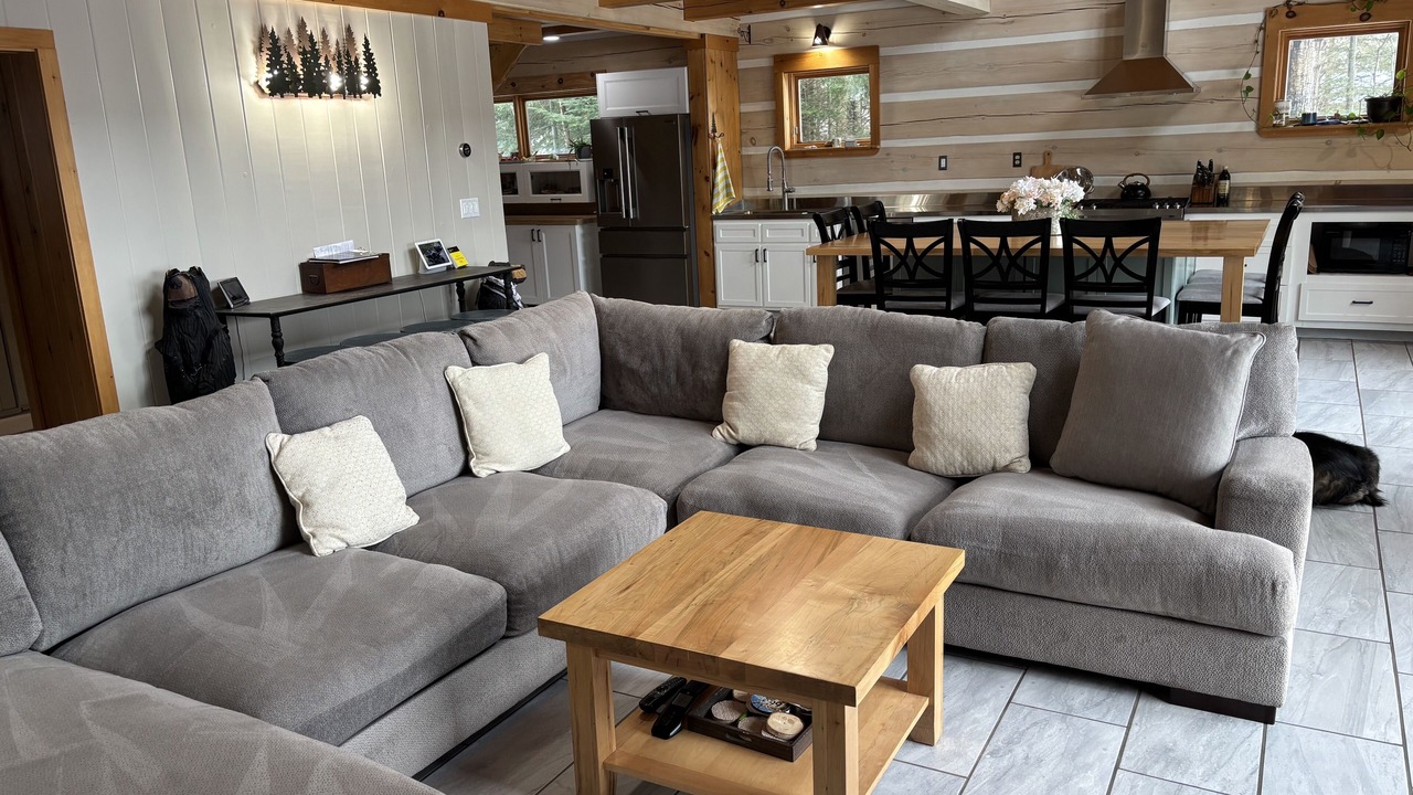 Photo of Livingroom in Echo Bay