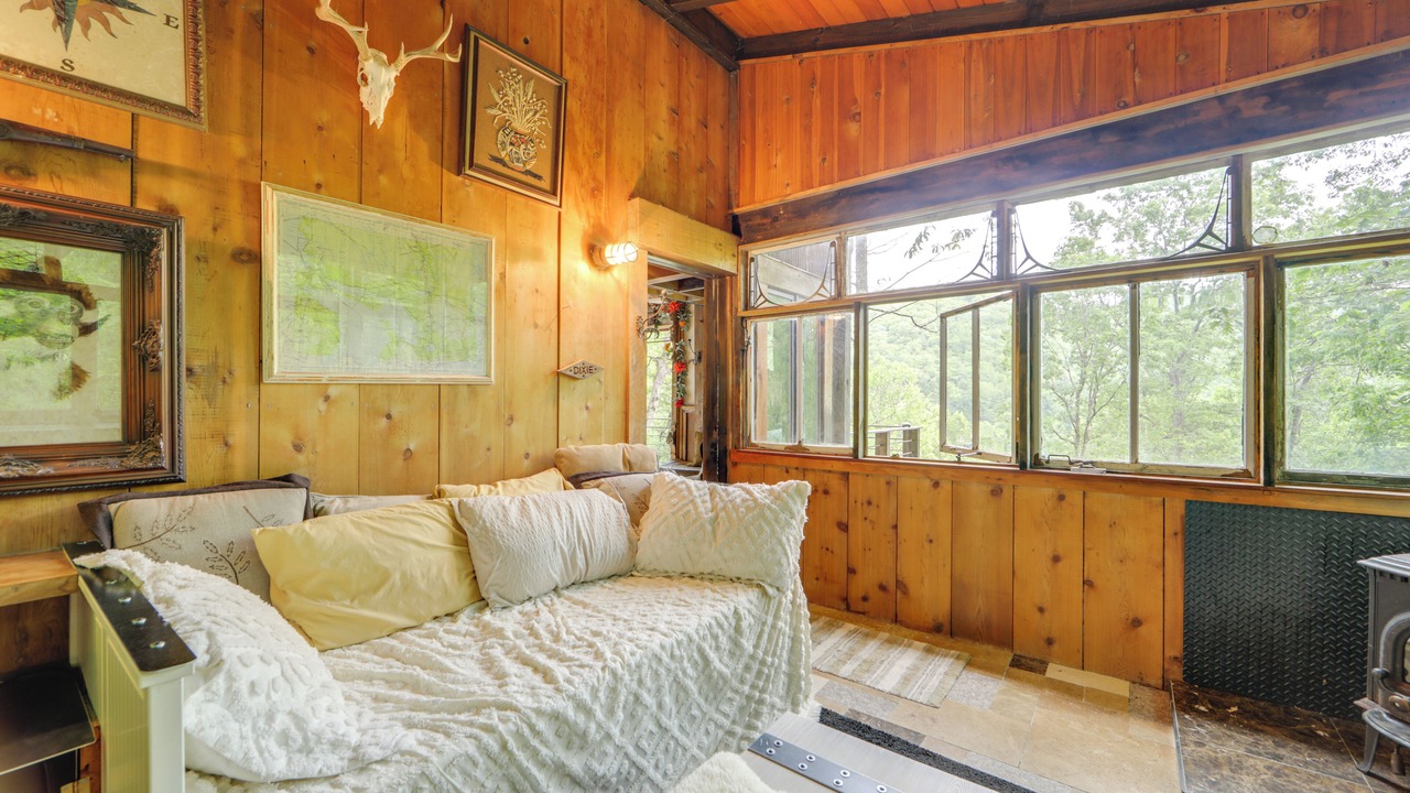 Photo of Livingroom in Cullowhee