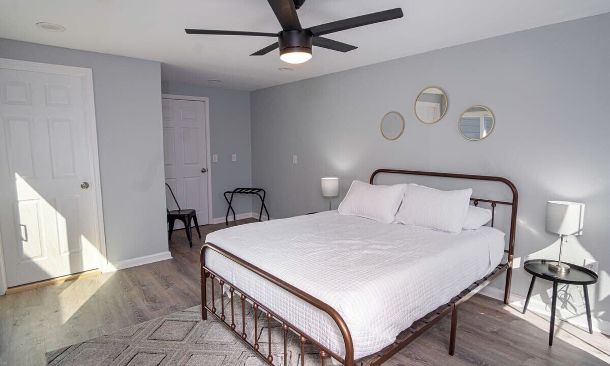 Photo of Bedroom in Historic Garderns