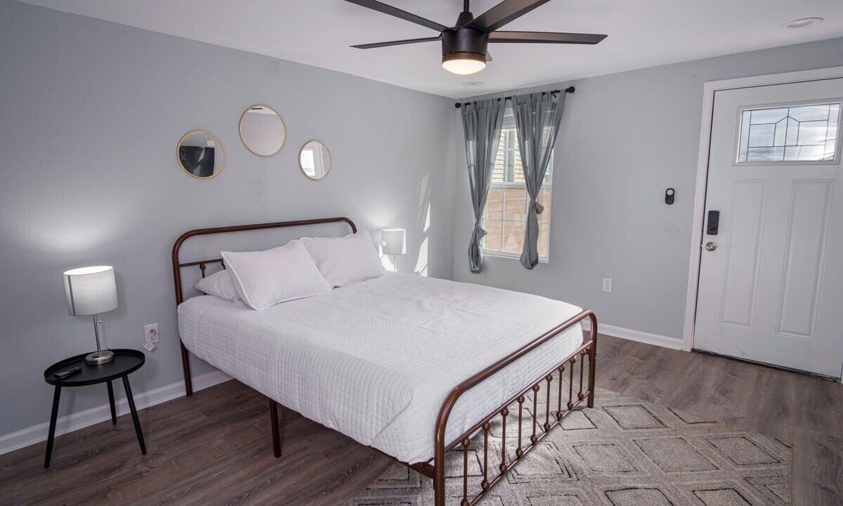 Photo of Bedroom in Historic Garderns