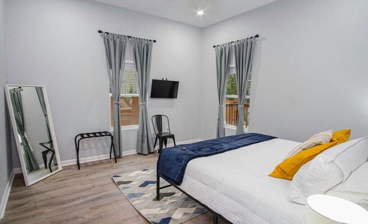 Photo of Bedroom in Historic Garderns