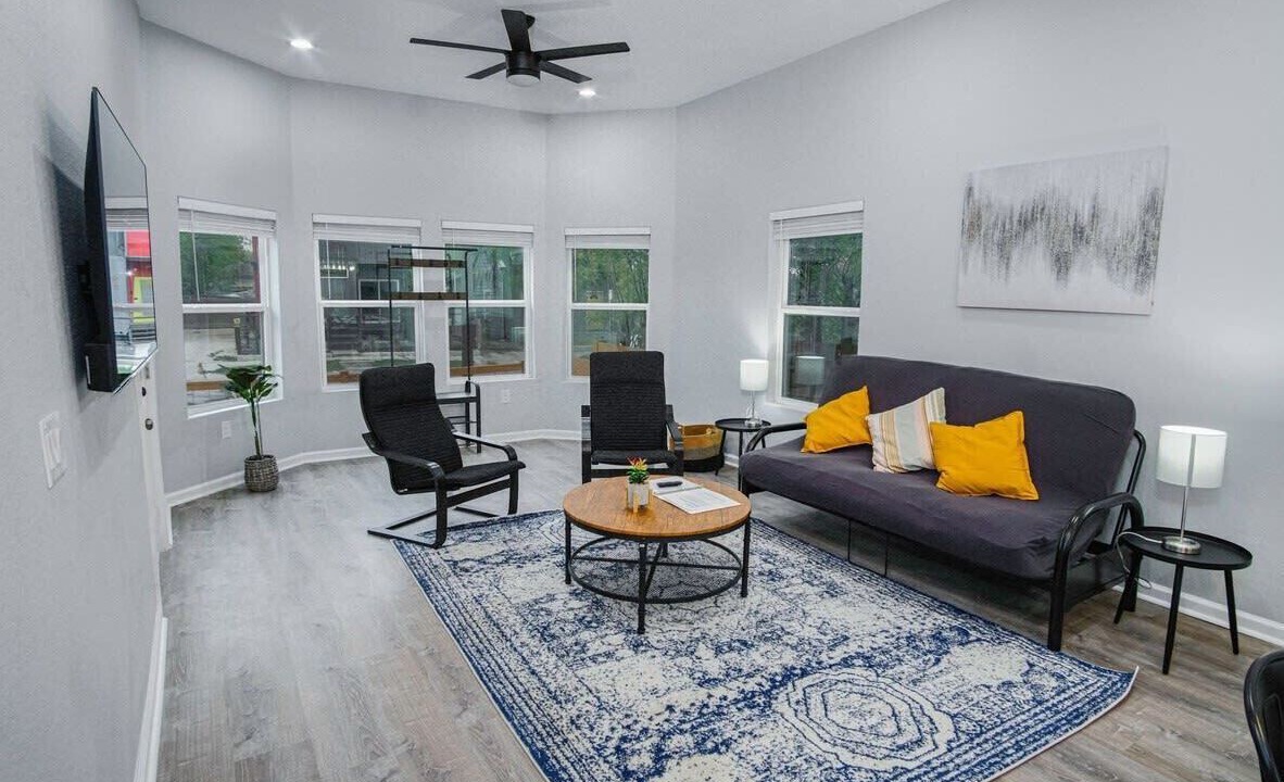 Photo of Livingroom in Historic Garderns