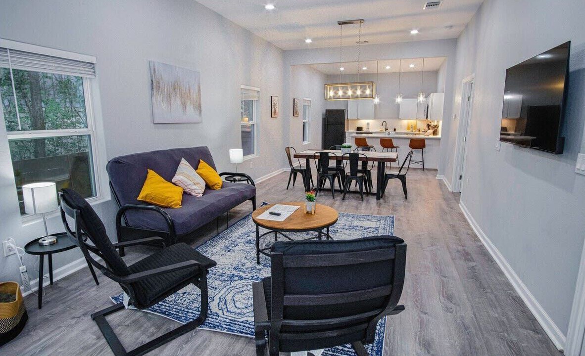 Photo of Livingroom in Historic Garderns