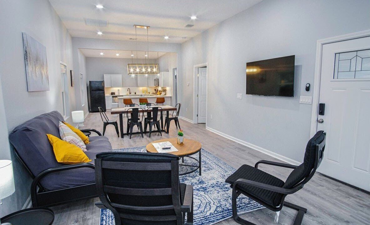 Photo of Livingroom in Historic Garderns