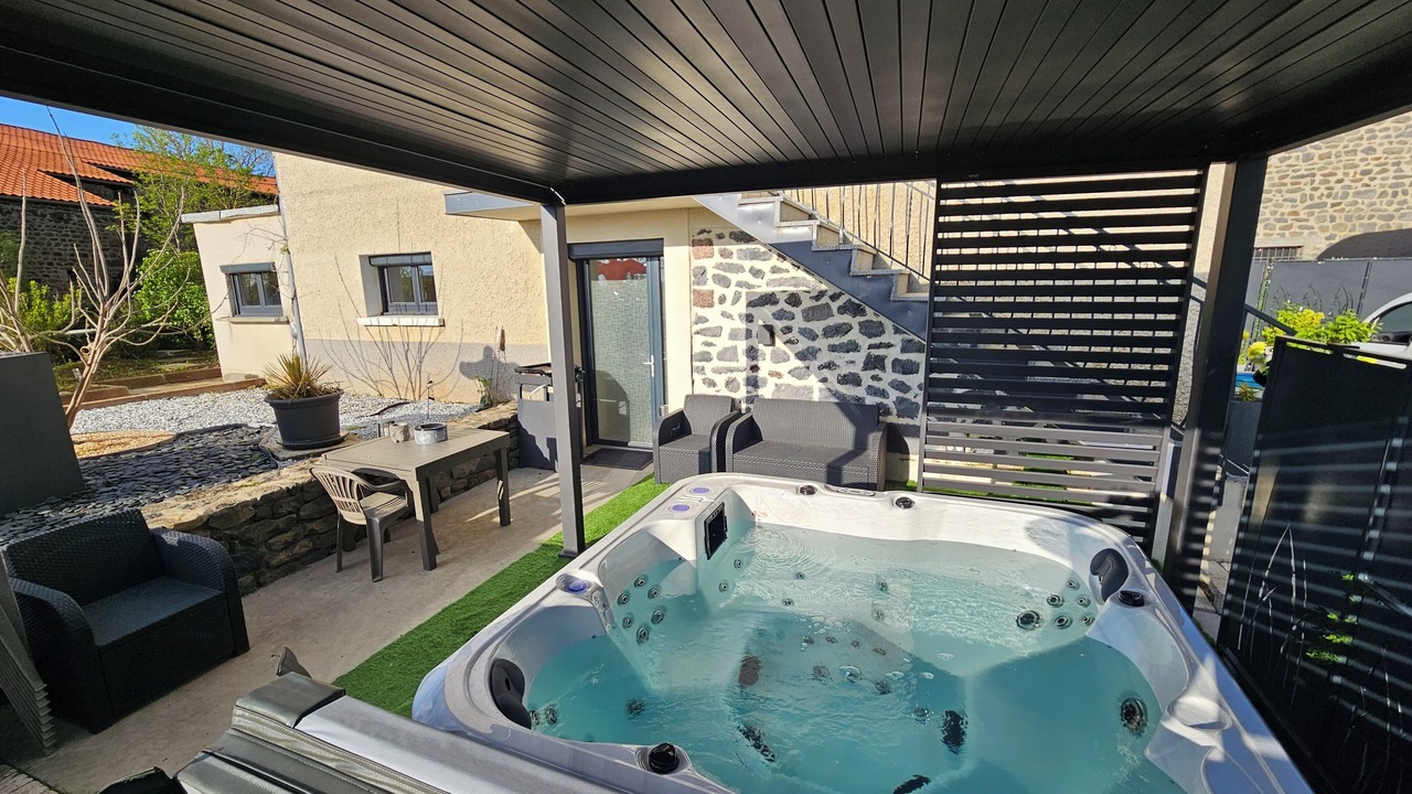 Photo of Patio Balcony in Saint-Jean-Lachalm
