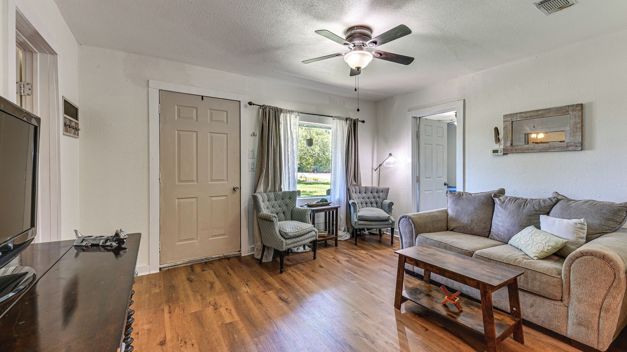Photo of Livingroom in Aubrey