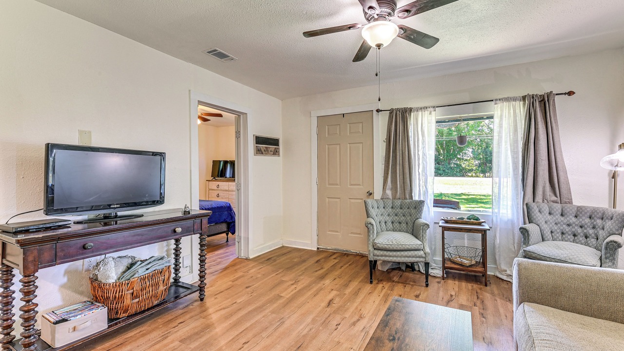 Photo of Livingroom in Aubrey