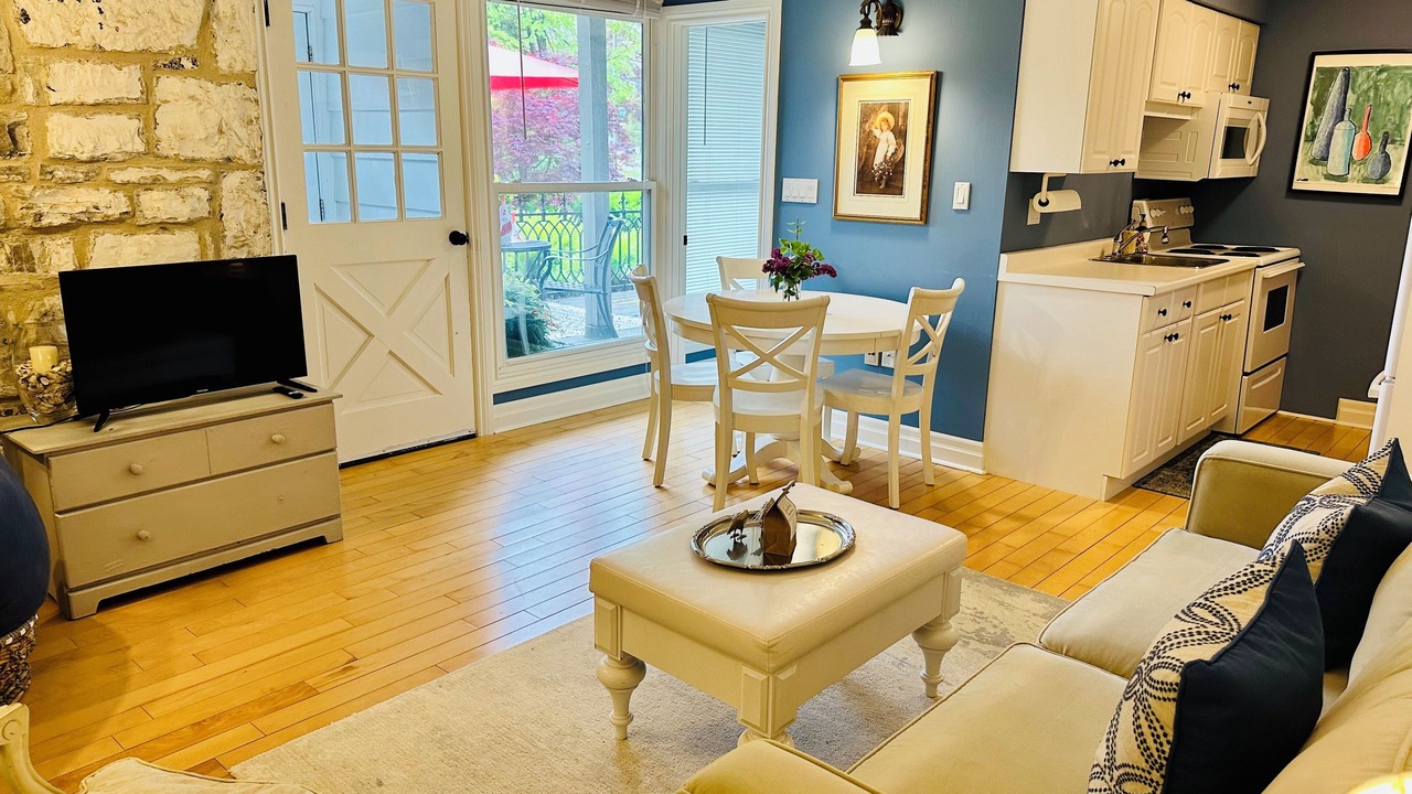Photo of Livingroom in Amherstview