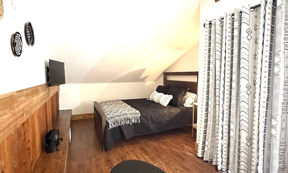 Photo of Bedroom in Uvalde County