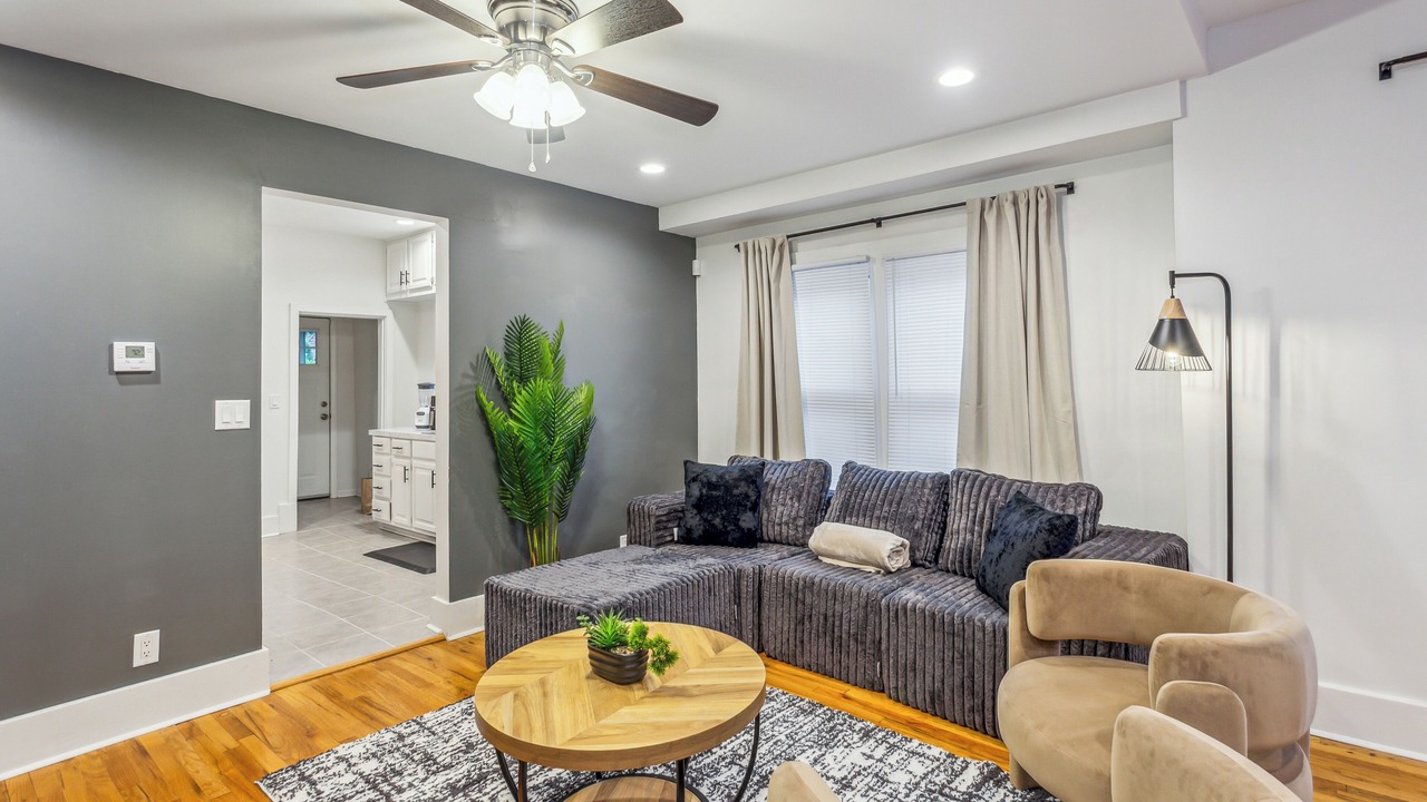 Photo of Livingroom in College Hill