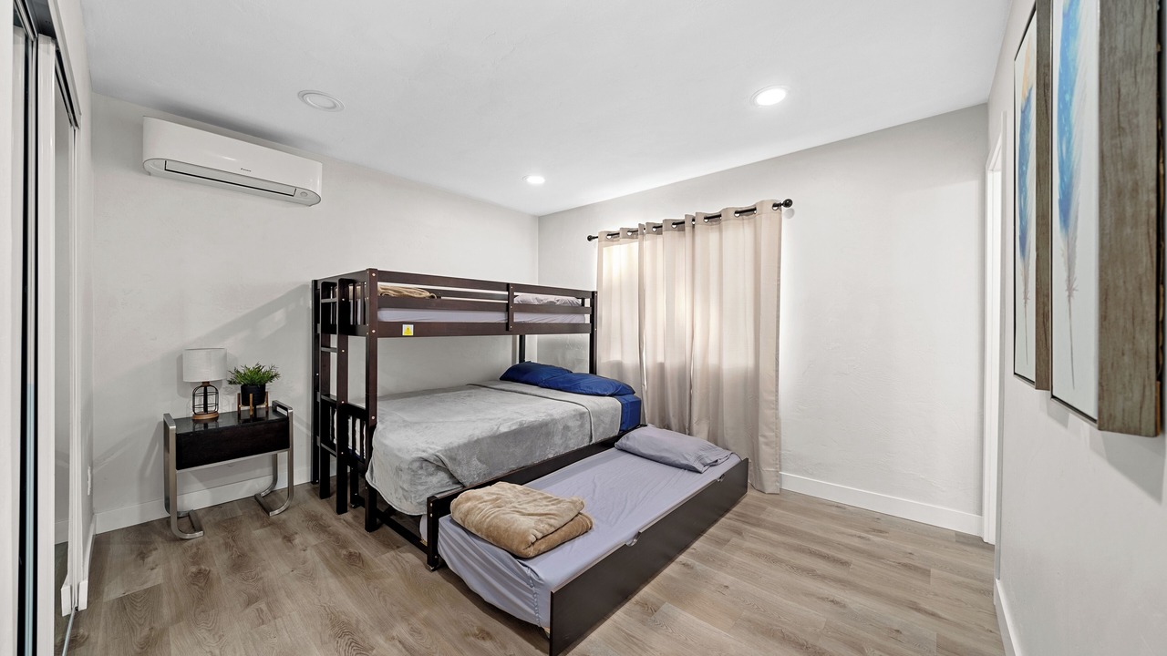 Photo of Bedroom in Lakeside