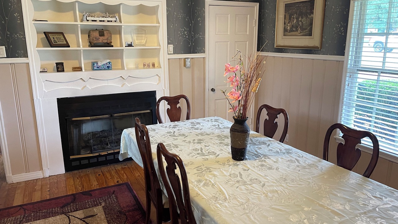 Photo of Livingroom in Flint