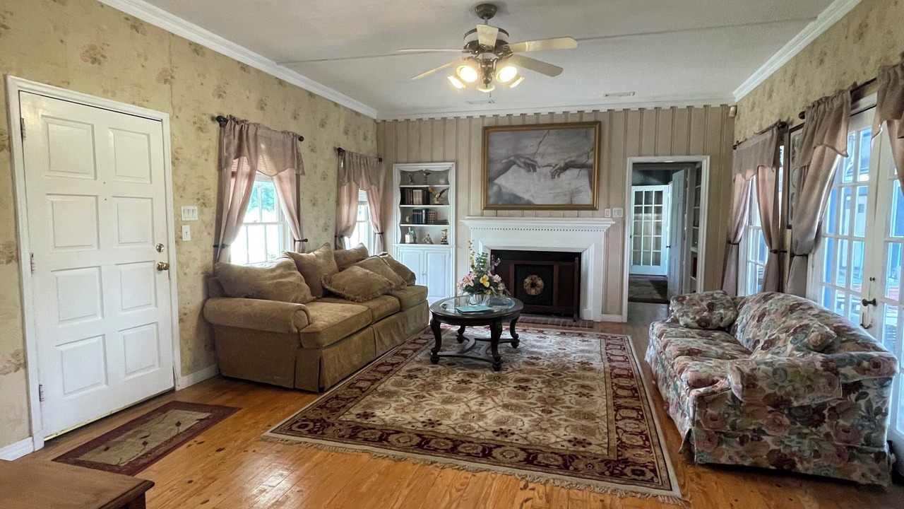 Photo of Livingroom in Flint