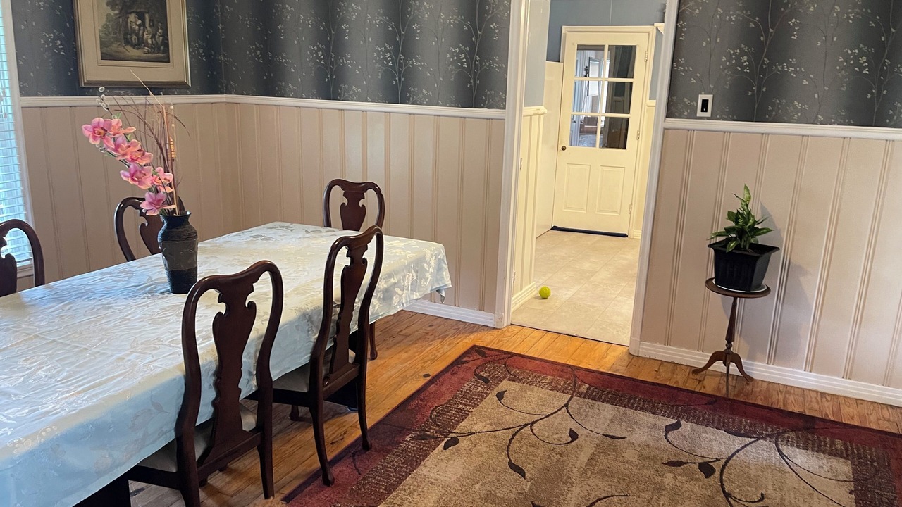 Photo of Livingroom in Flint