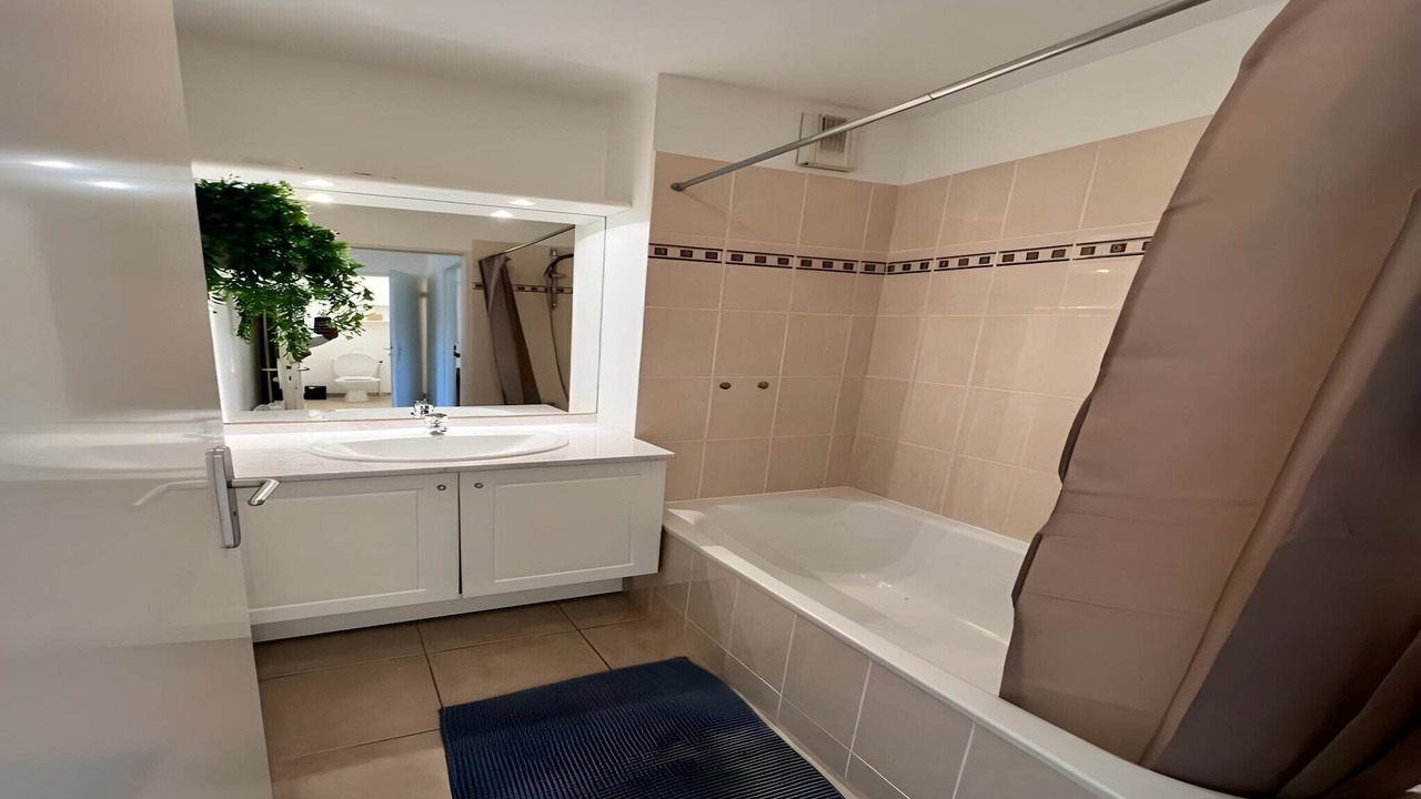 Photo of Bathroom in Pin - Vert Galant