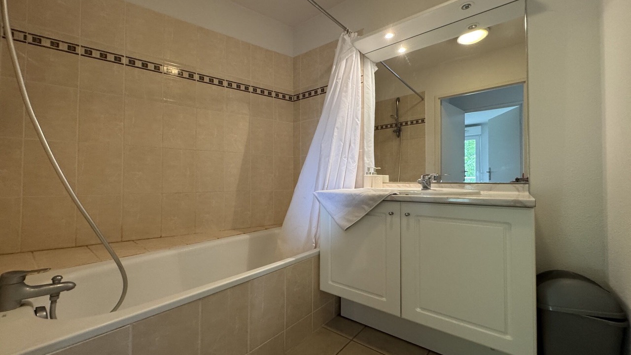 Photo of Bathroom in Pin - Vert Galant