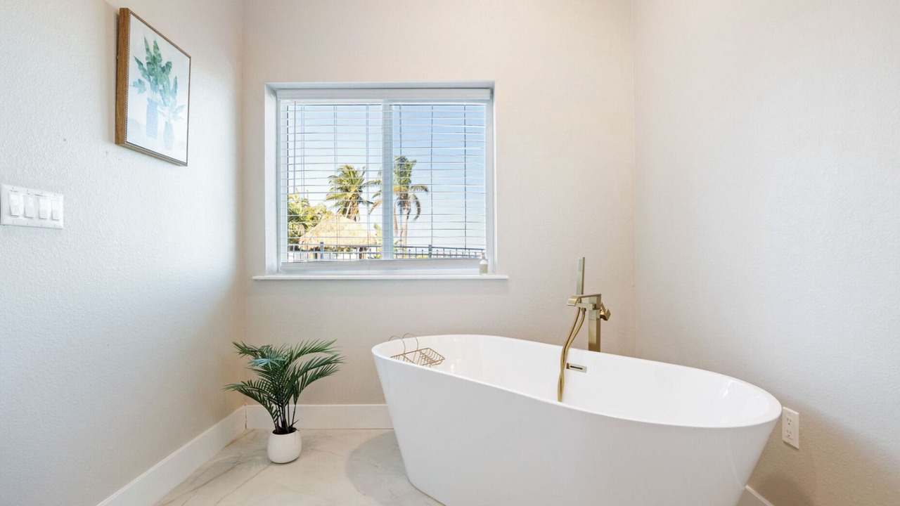 Photo of Bathroom in Caloosahatchee