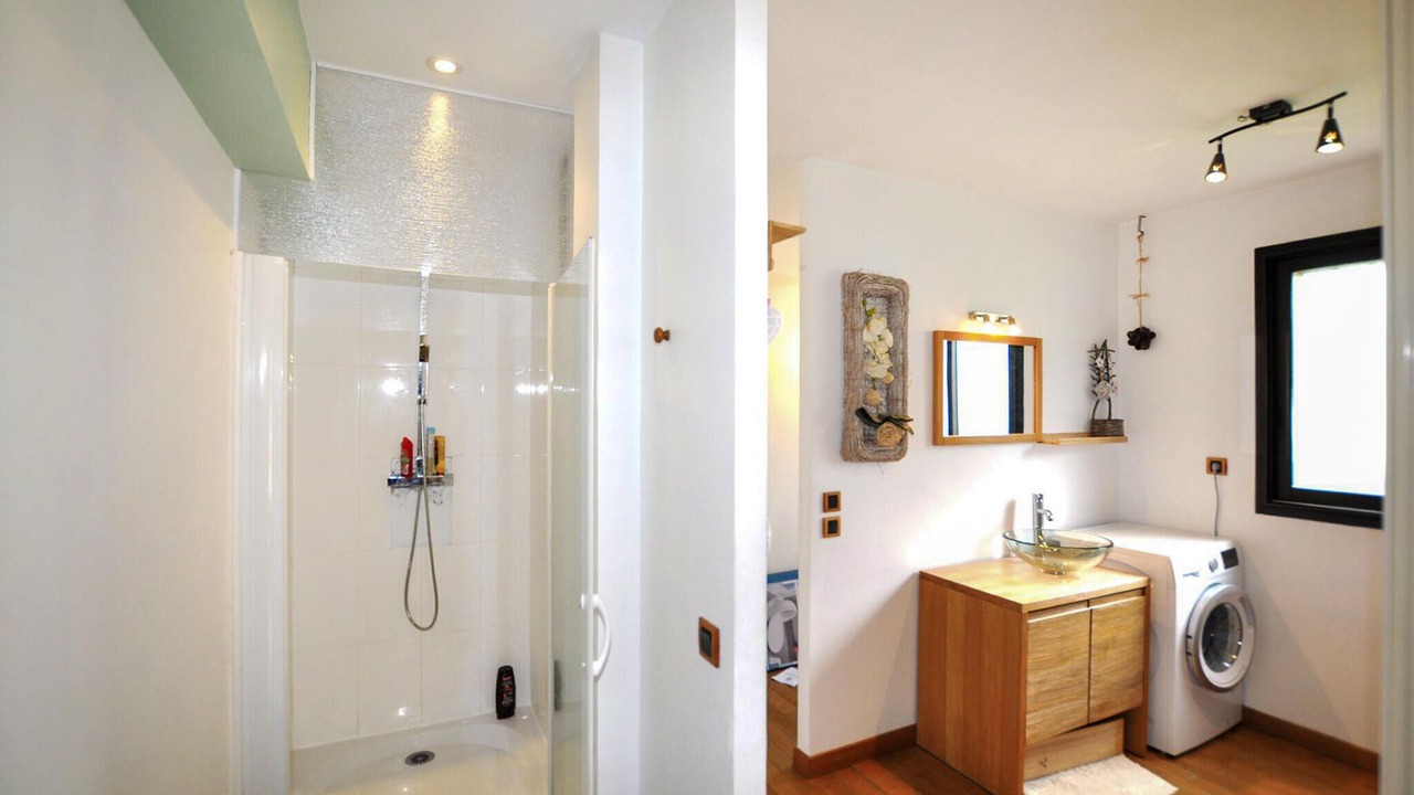 Photo of Bathroom in Real