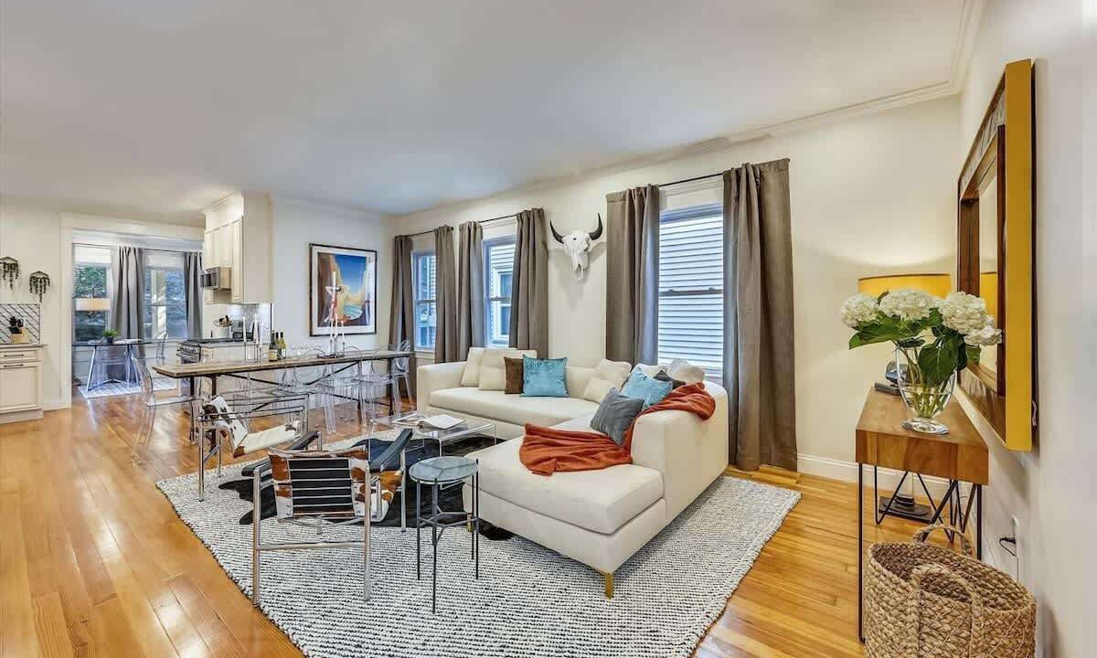 Photo of Livingroom in Forest Hills - Woodbourne