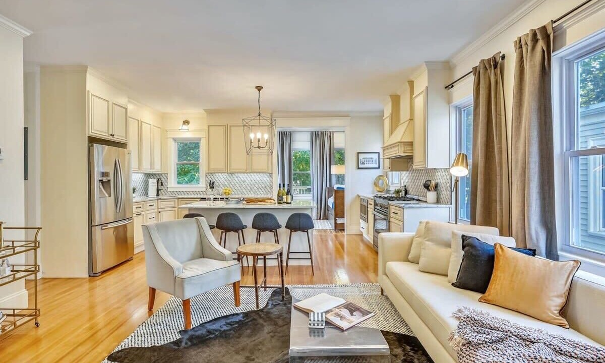 Photo of Livingroom in Forest Hills - Woodbourne