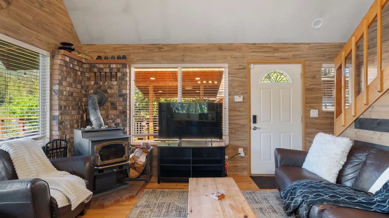 Photo of Livingroom in Gold Bar