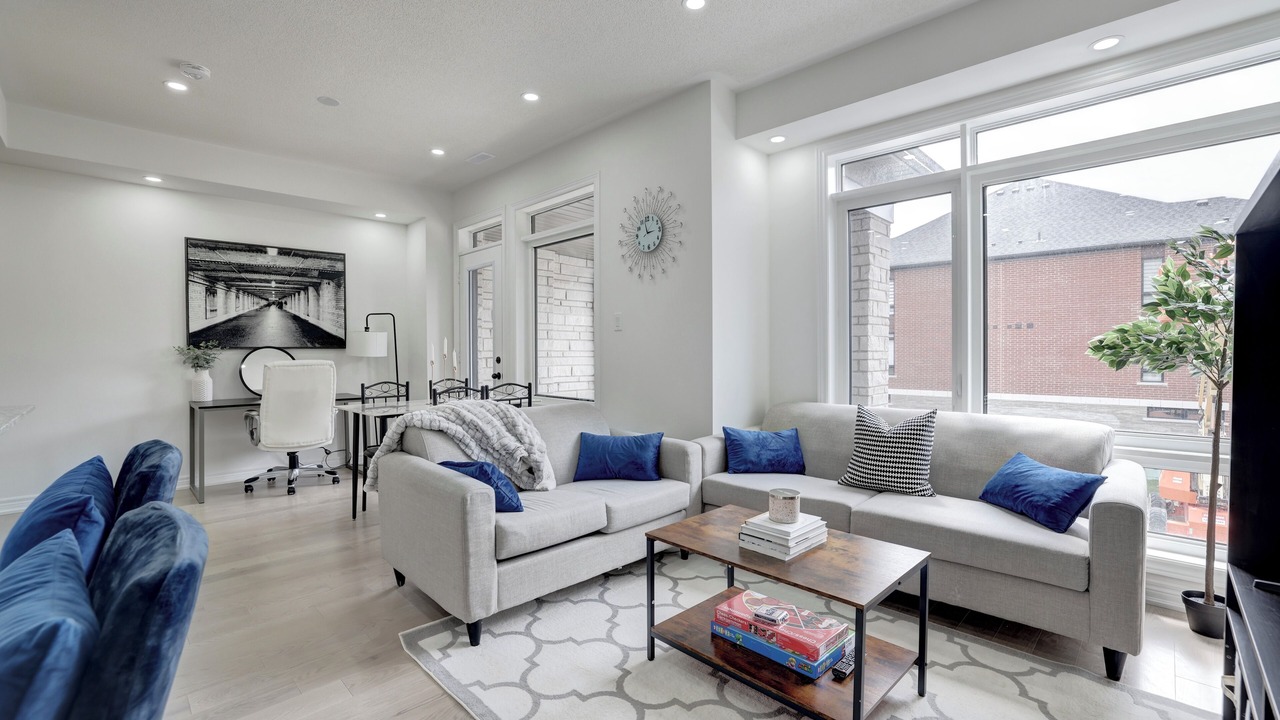 Photo of Livingroom in Ajax
