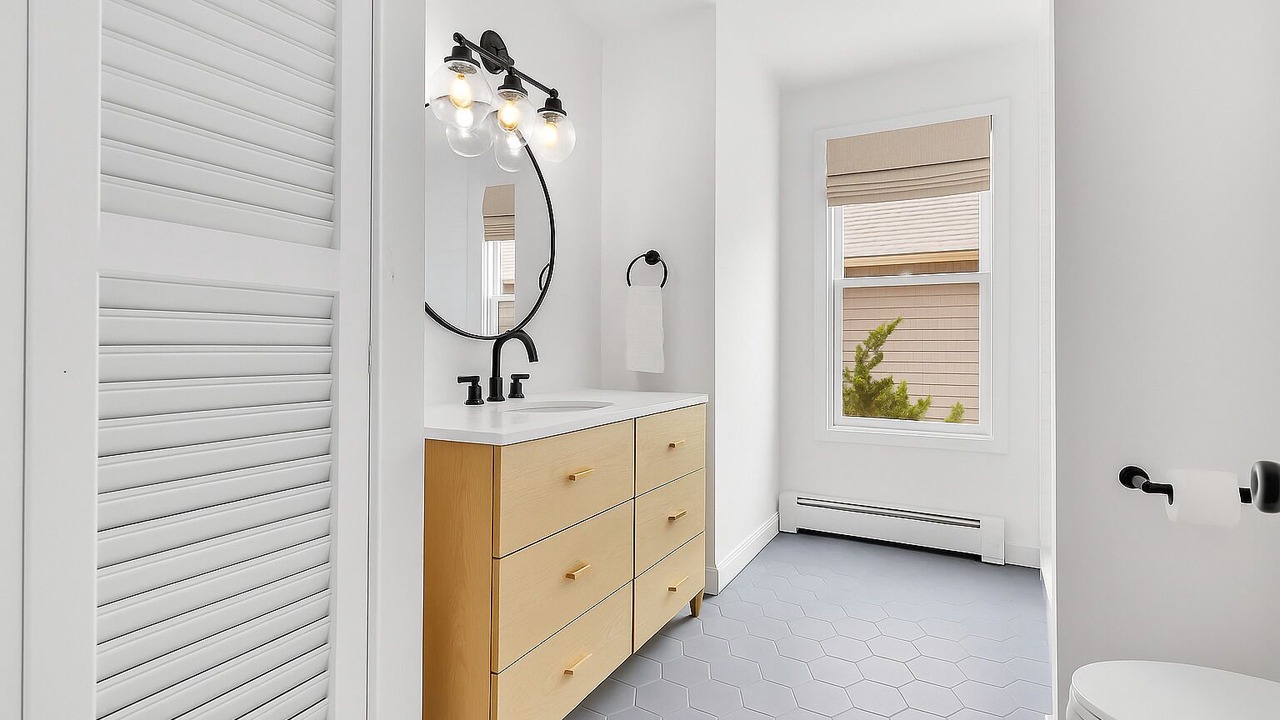Photo of Bathroom in Wall