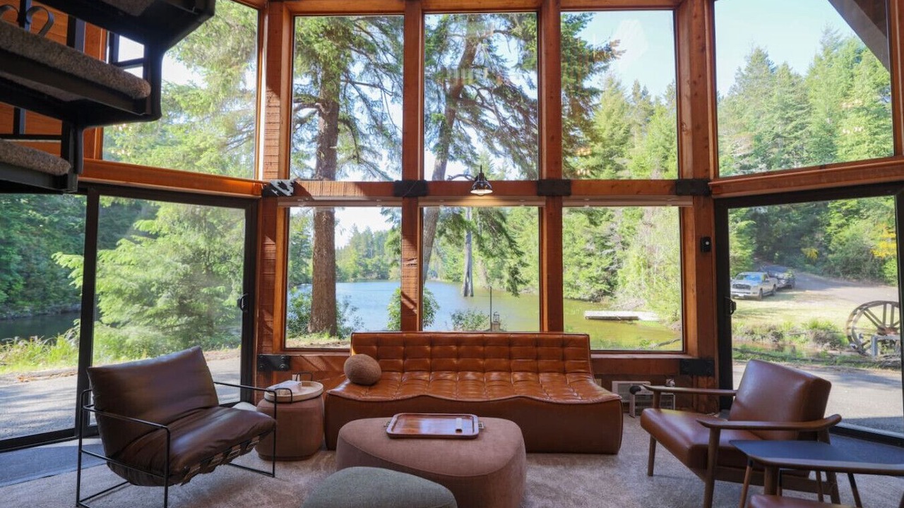 Photo of Livingroom in Saunders Lake