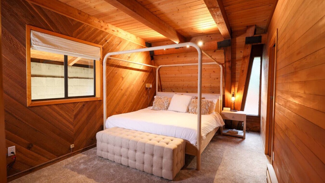 Photo of Bedroom in Saunders Lake