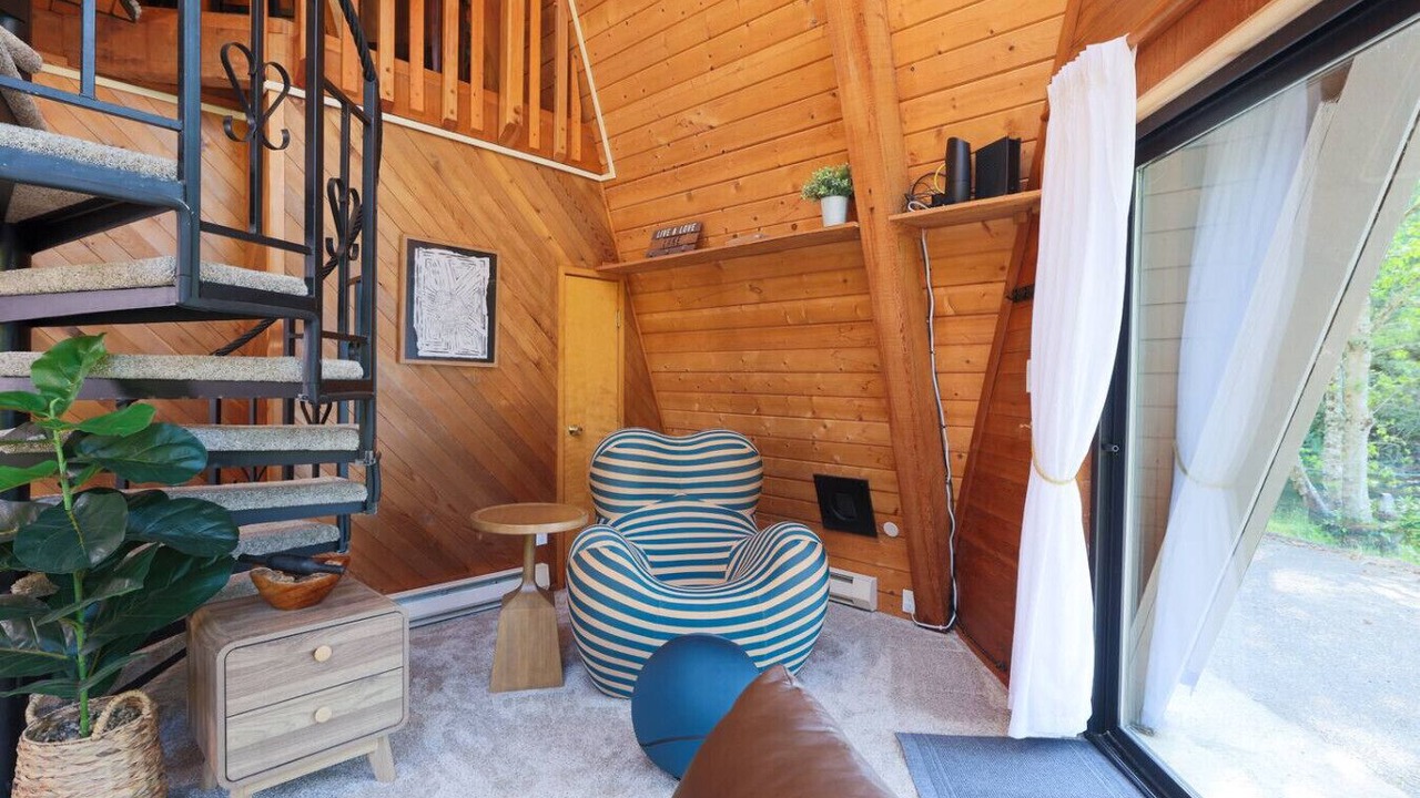 Photo of Livingroom in Saunders Lake