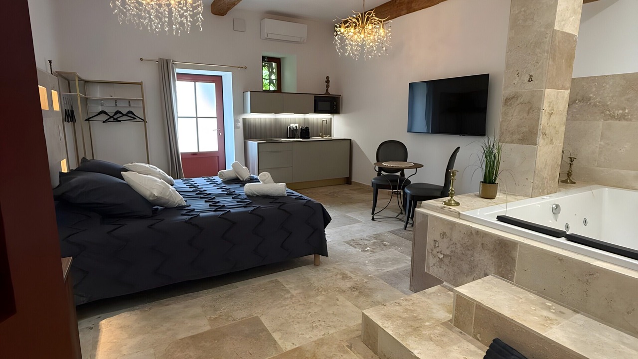 Photo of Bedroom in Le Somail