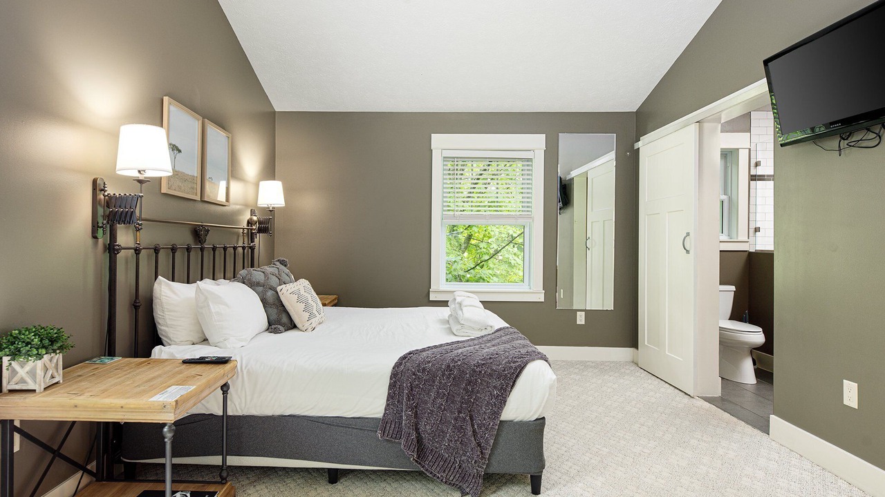 Photo of Bedroom in Maple City