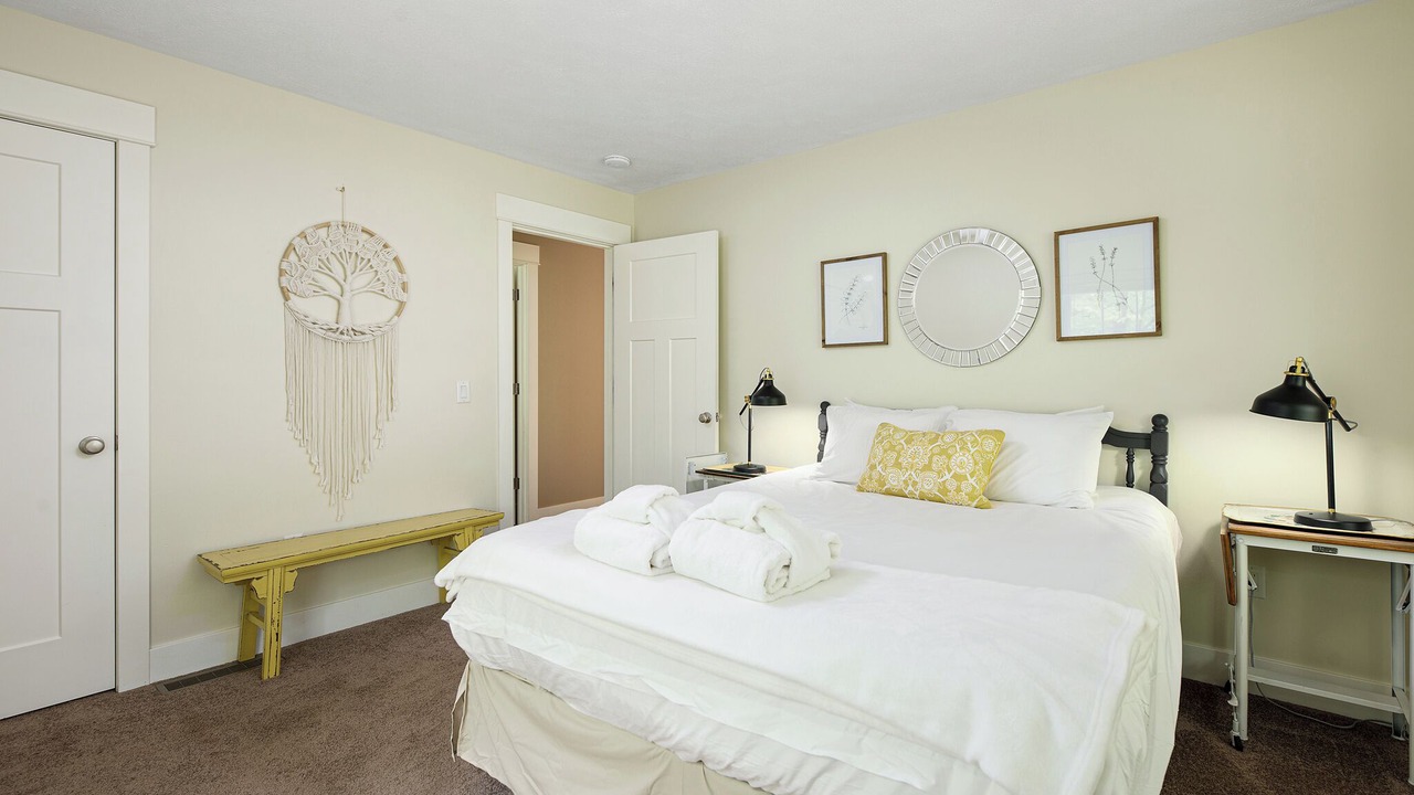 Photo of Bedroom in Maple City
