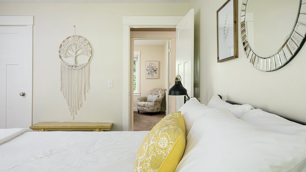 Photo of Bedroom in Maple City