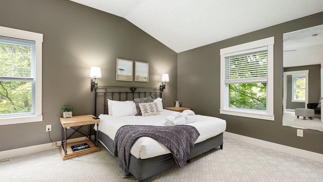 Photo of Bedroom in Maple City
