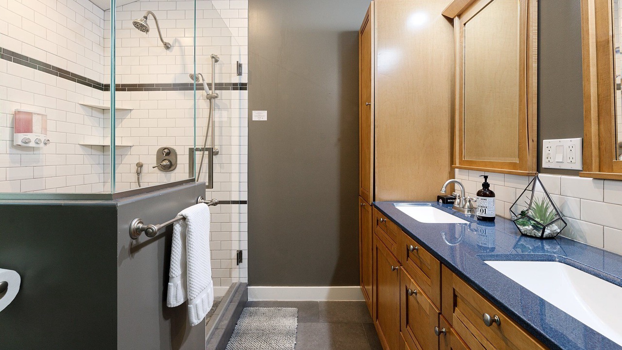 Photo of Bathroom in Maple City