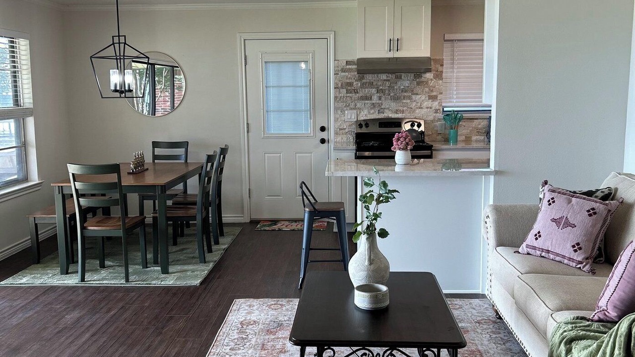 Photo of Livingroom in Gun Barrel City