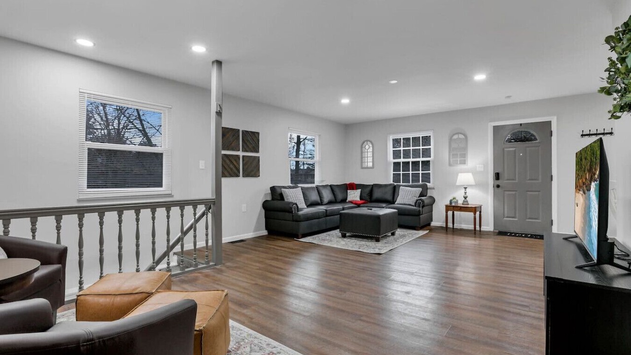 Photo of Livingroom in Summit Station