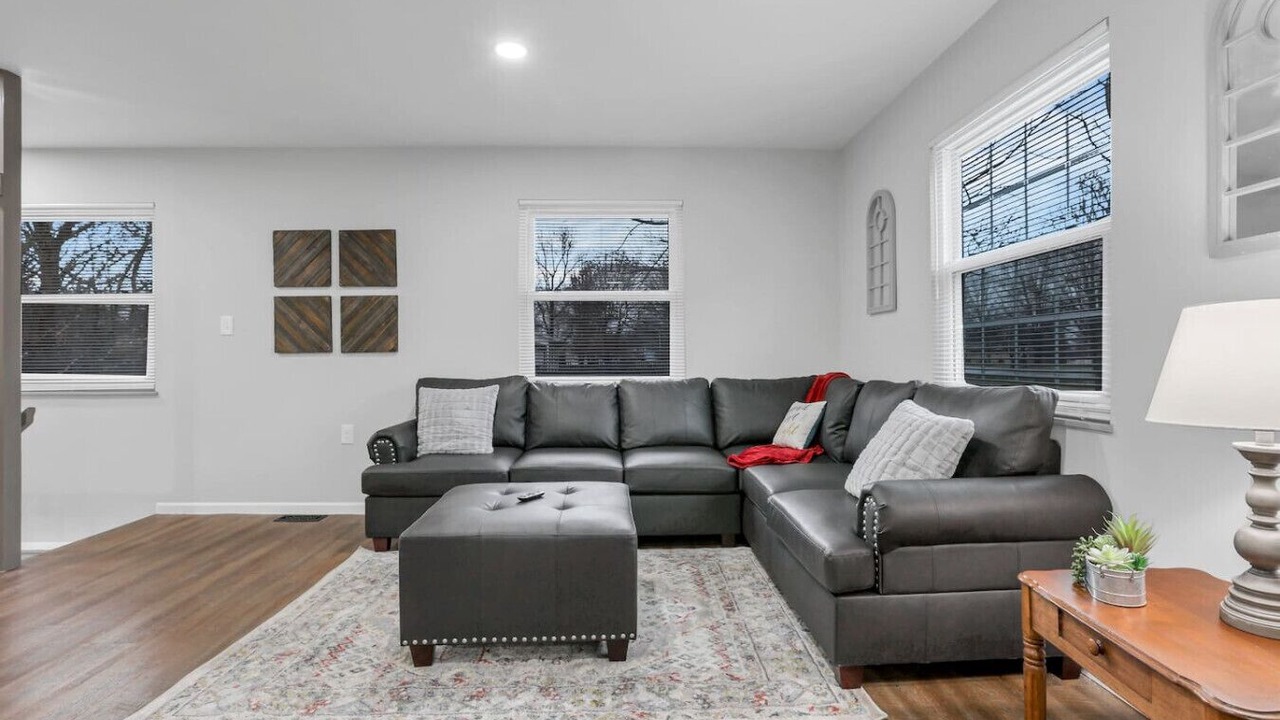 Photo of Livingroom in Summit Station