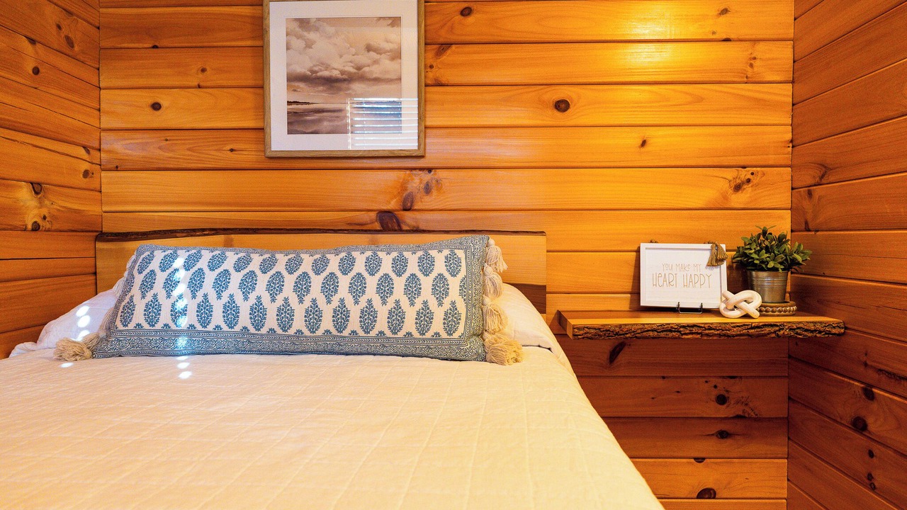 Photo of Bedroom in Garden Valley