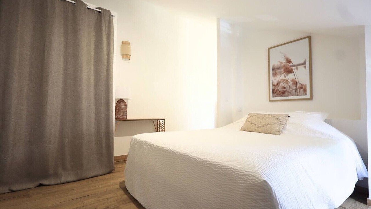 Photo of Bedroom in Camaret-sur-Aigues