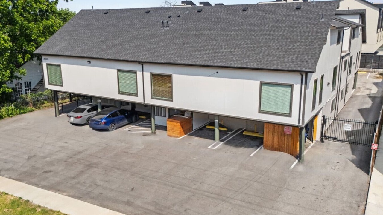 Photo of Outdoor in Oak Lawn