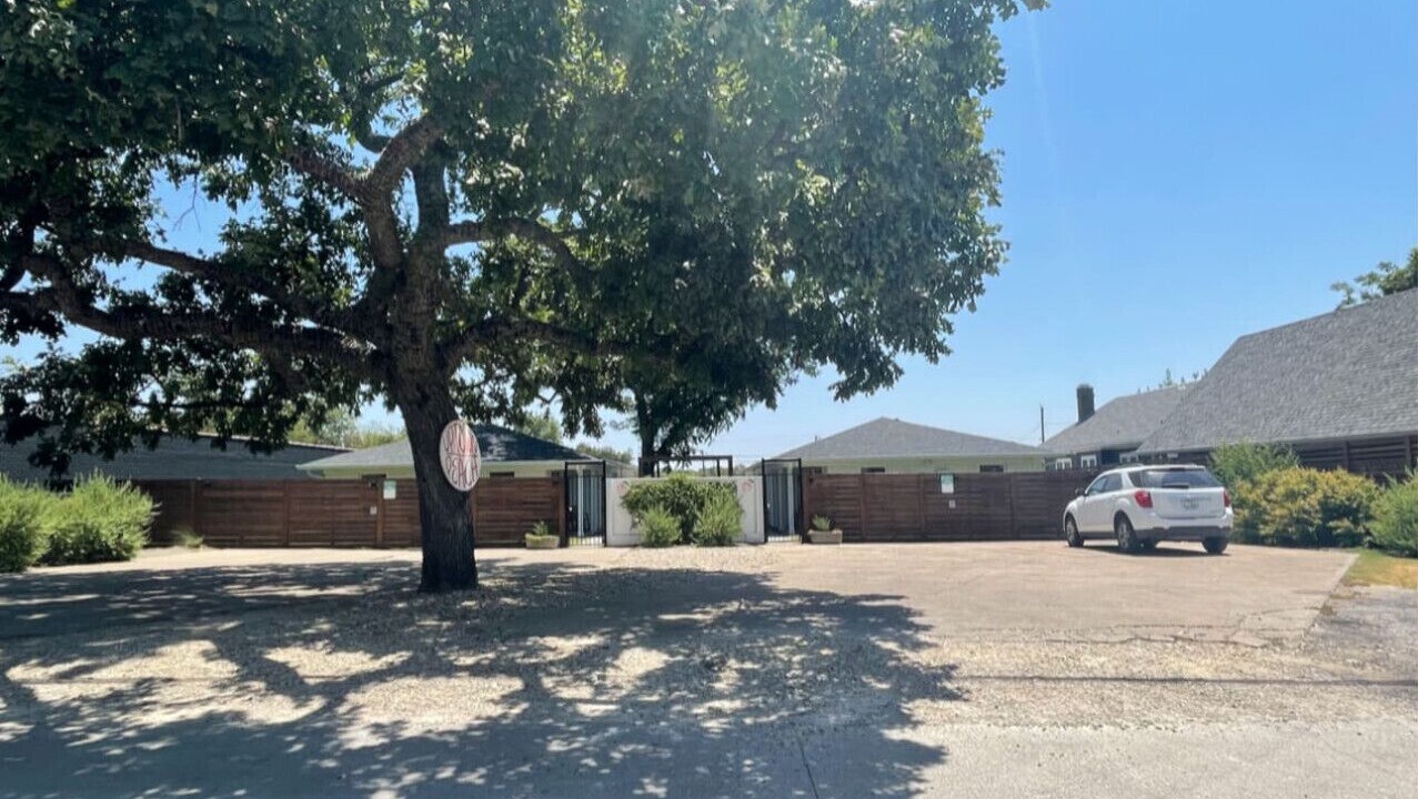 Photo of Others in Austin Ave.