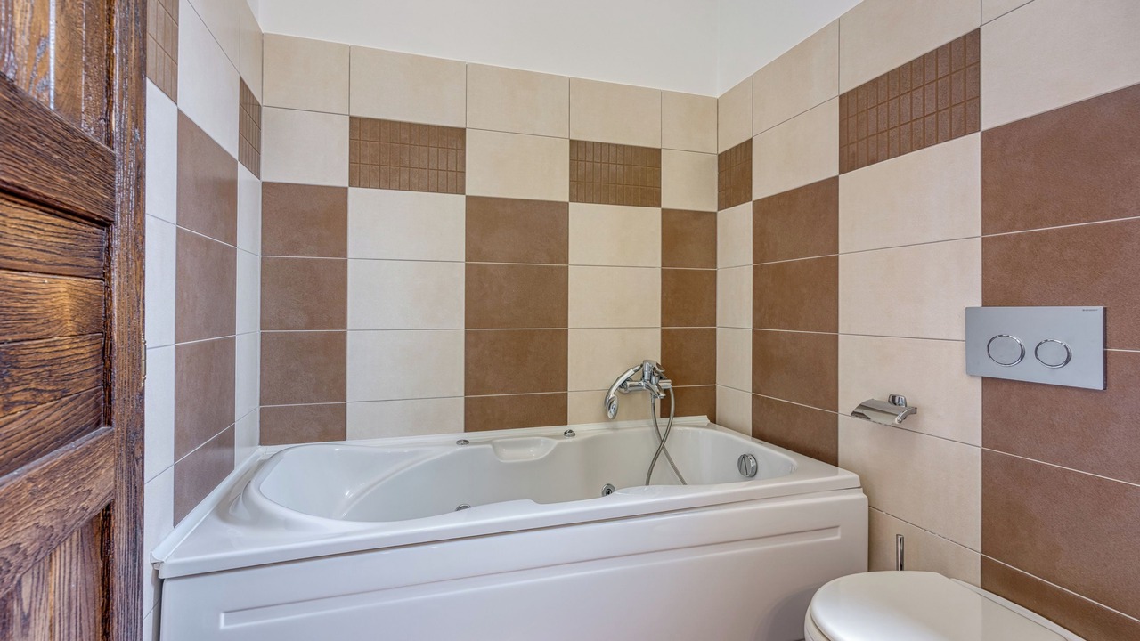 Photo of Bathroom in Tar