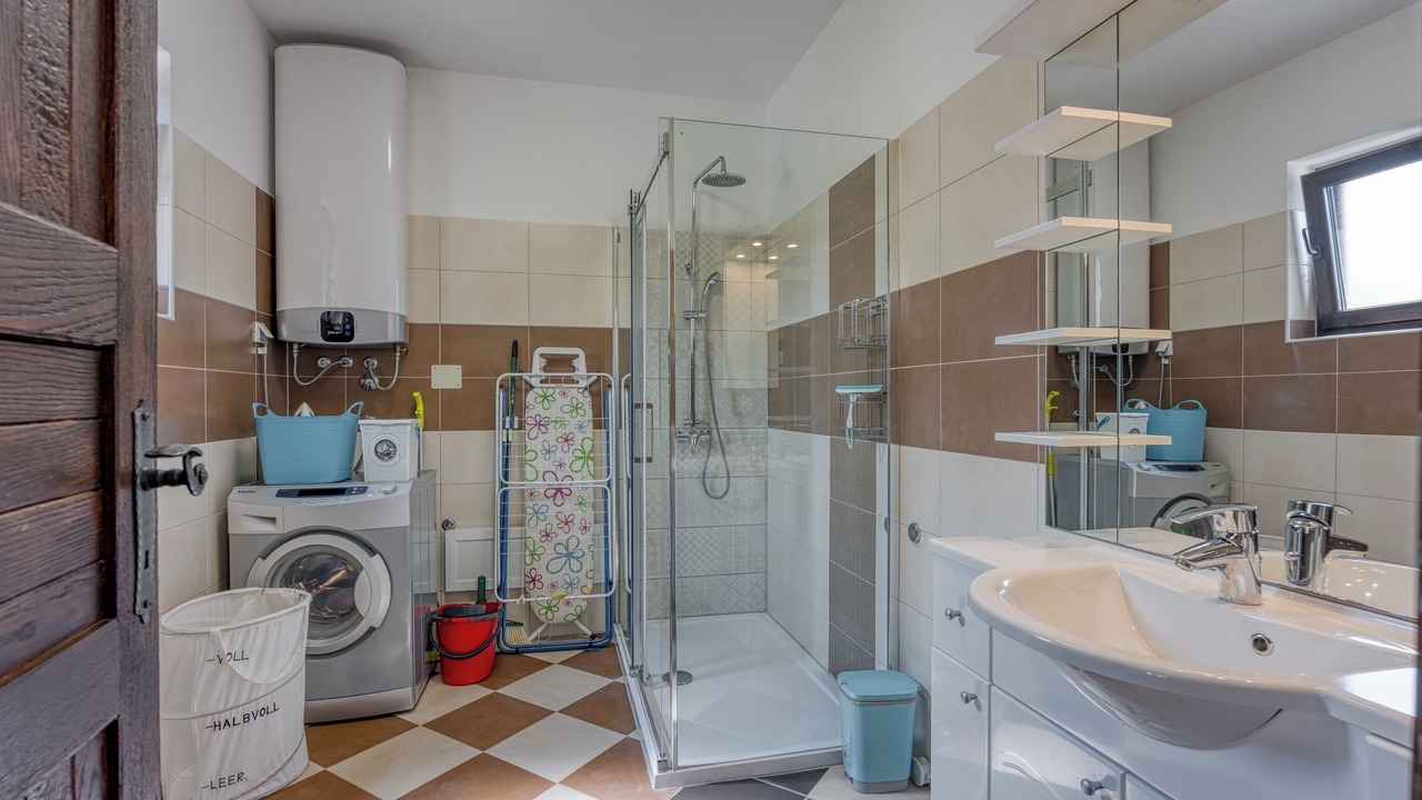 Photo of Bathroom in Tar