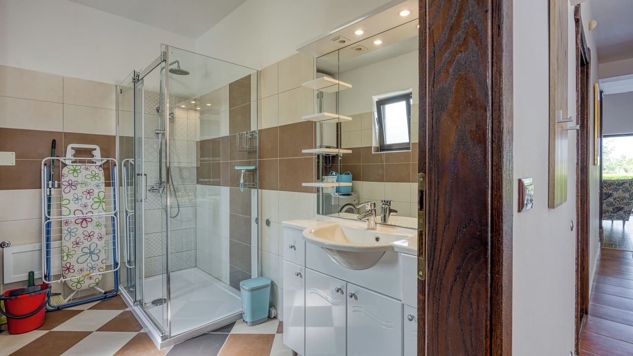 Photo of Bathroom in Tar