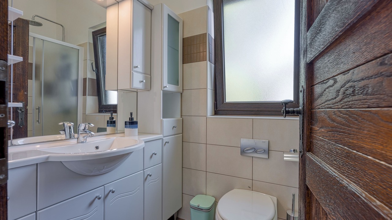 Photo of Bathroom in Tar